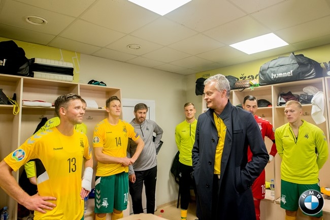 Rinktinės rūbinėje apsilankęs prezidentas: „Pirmasis kėlinys buvo fantastiškas