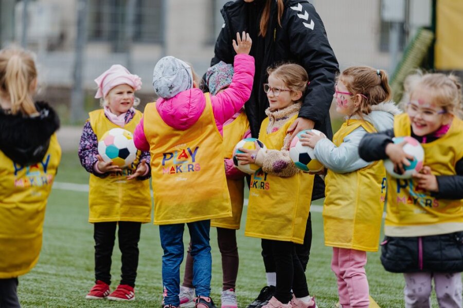 Šiauliuose ir Garliavoje mergaites subūrė nuotaikingi futbolo festivaliai