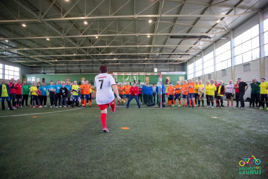 Futbolas vaikščiojant subūrė 15 komandų integraciniame turnyre