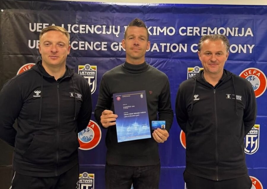 Kursus baigusiai trenerių laidai įteiktos UEFA B trenerių licencijos